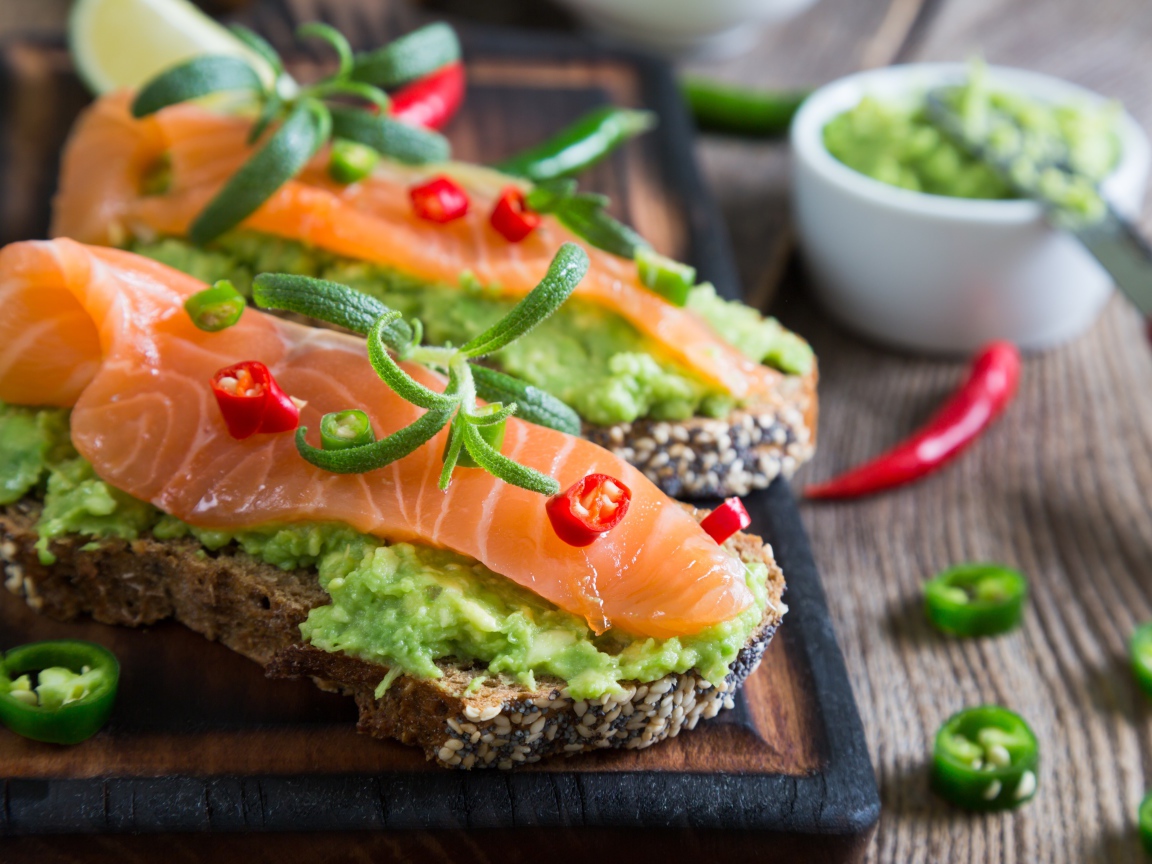 Бутерброды с пастой и красной рыбой 