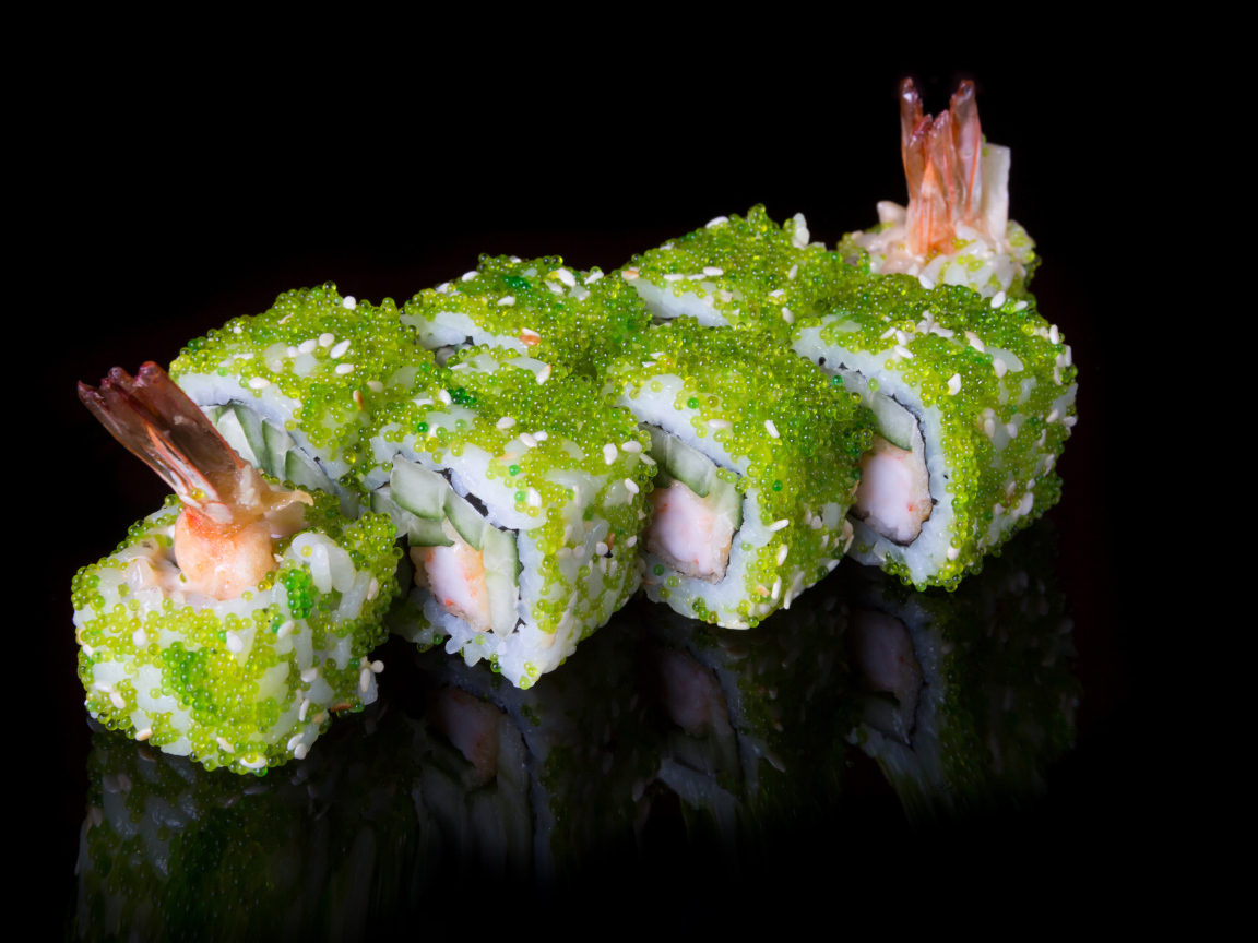 Суши с икрой и креветками на черном фоне