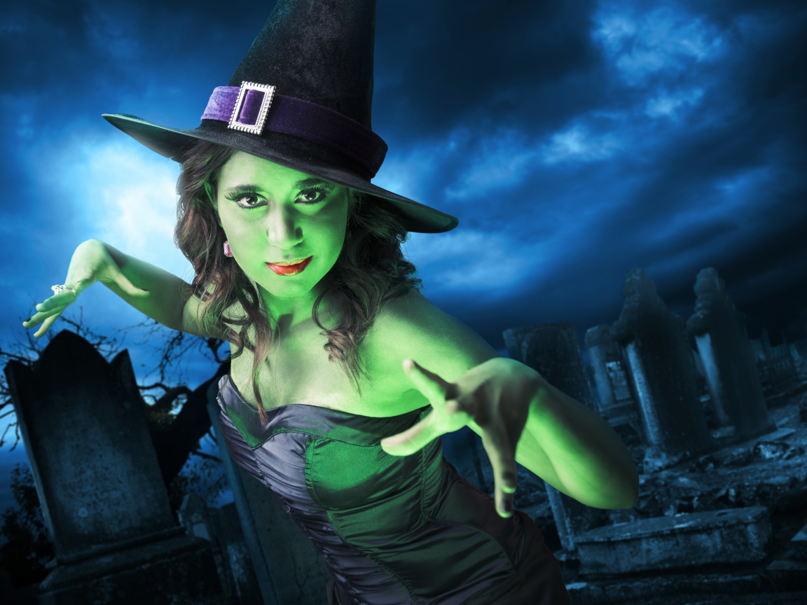 Девушка в костюме ведьмы на Хэллоуин 