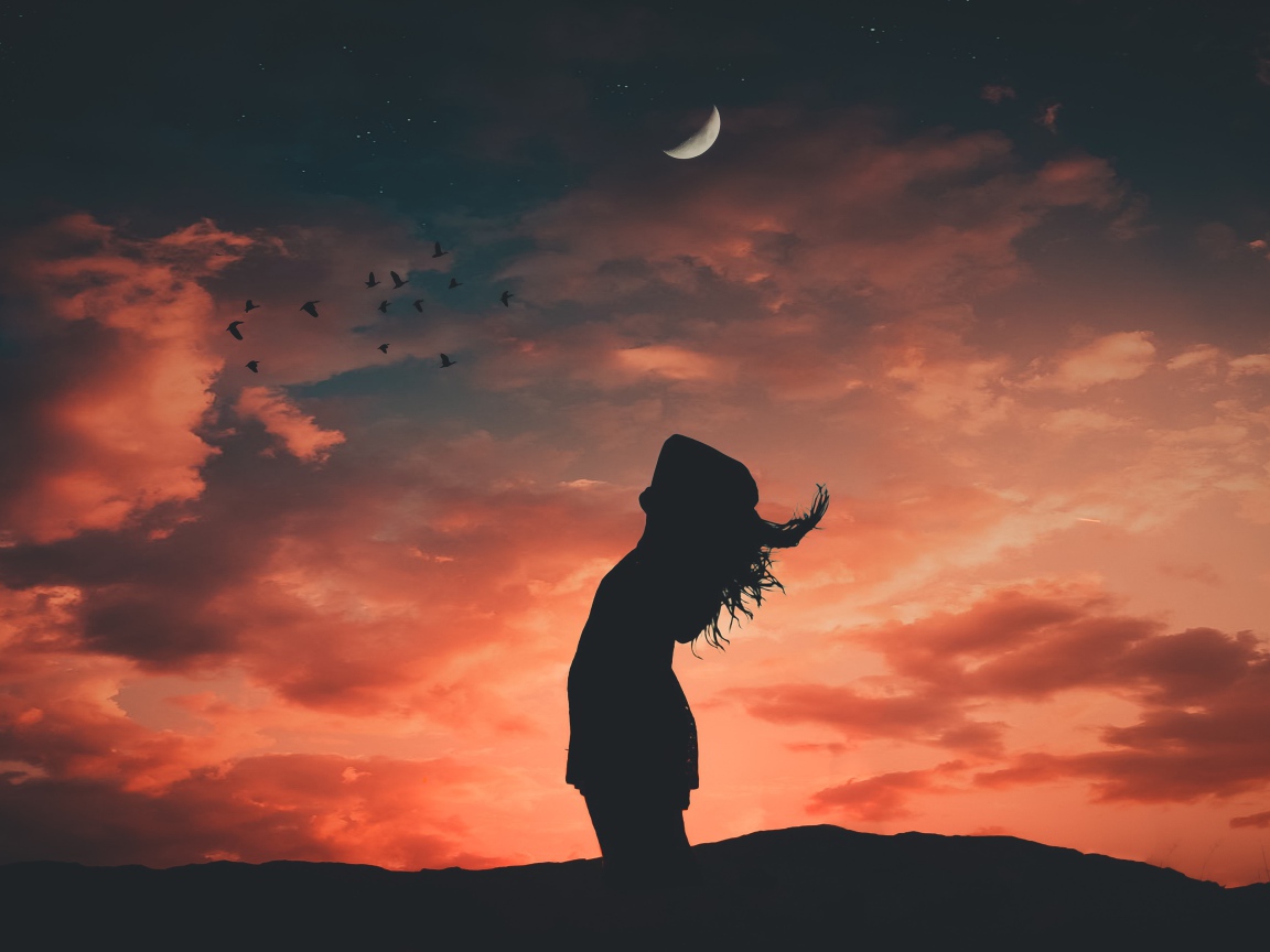 Силуэт  девушки на фоне неба 