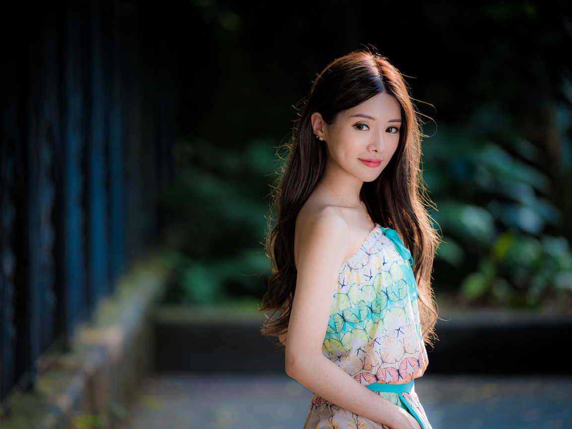 Красивая девушка азиатка с милой улыбкой