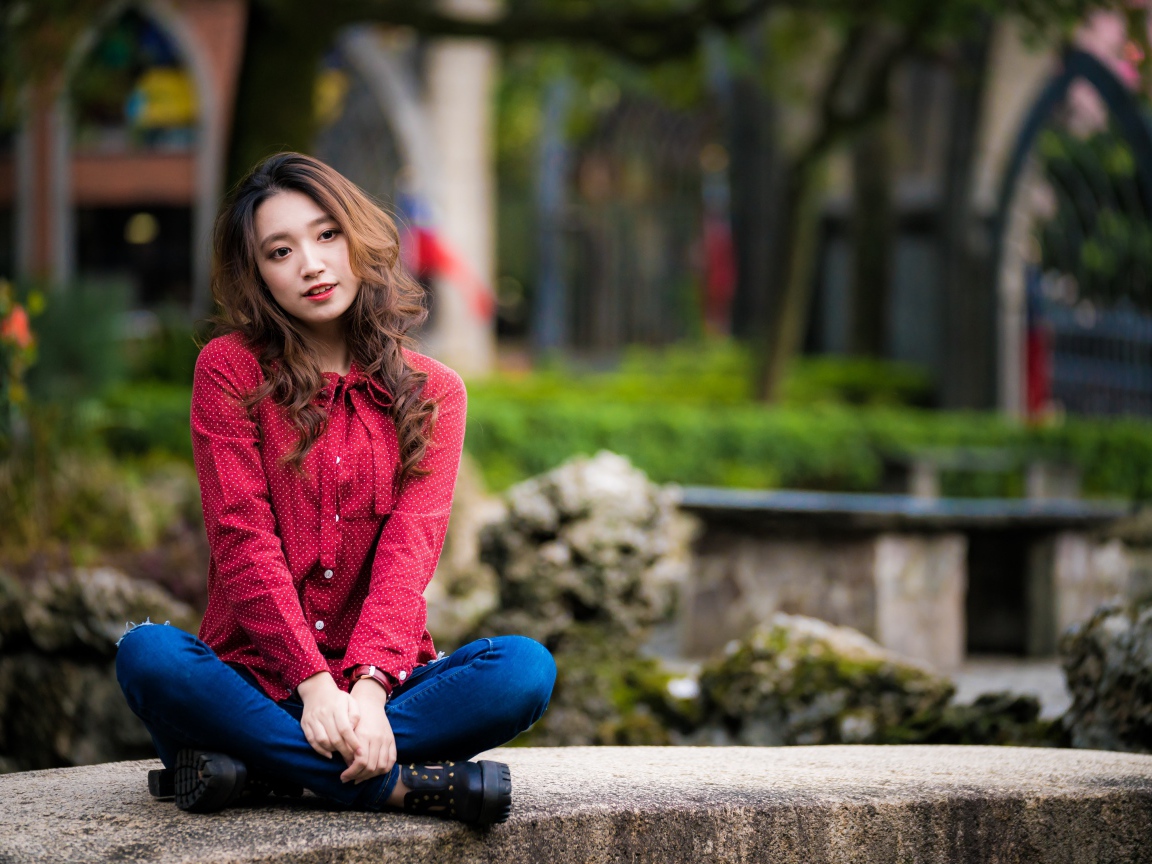 Красивая азиатка в красной рубашке