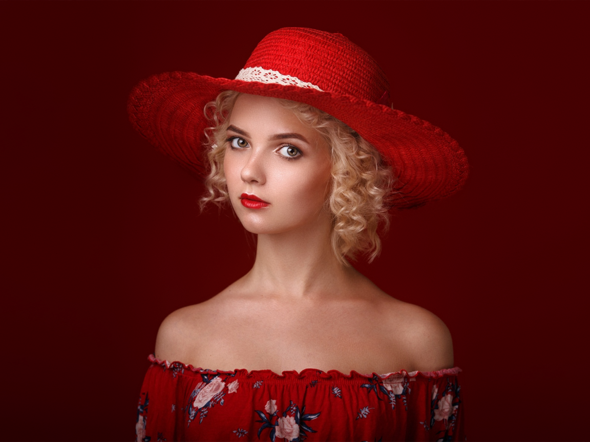 Красивая блондинка в красной шляпе 