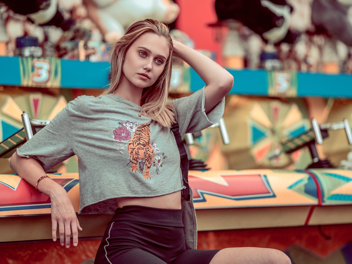 Красивая блондинка с рукой в волосах 