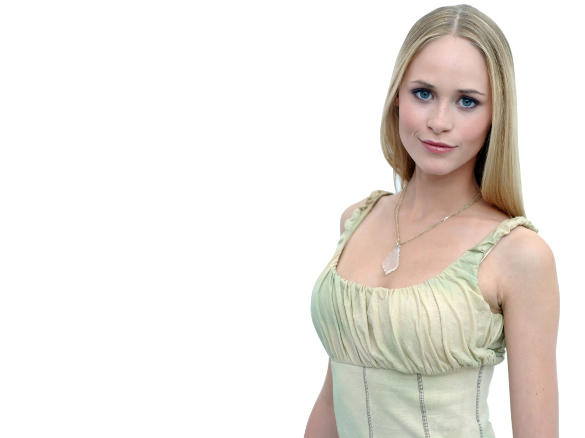 Красивая голубоглазая блондинка на белом фоне с кулоном на шее 