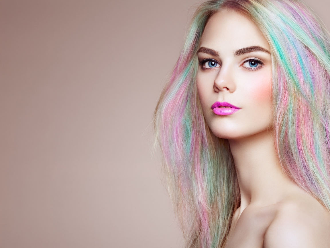 Красивая голубоглазая девушка с разноцветными волосами на сером фоне