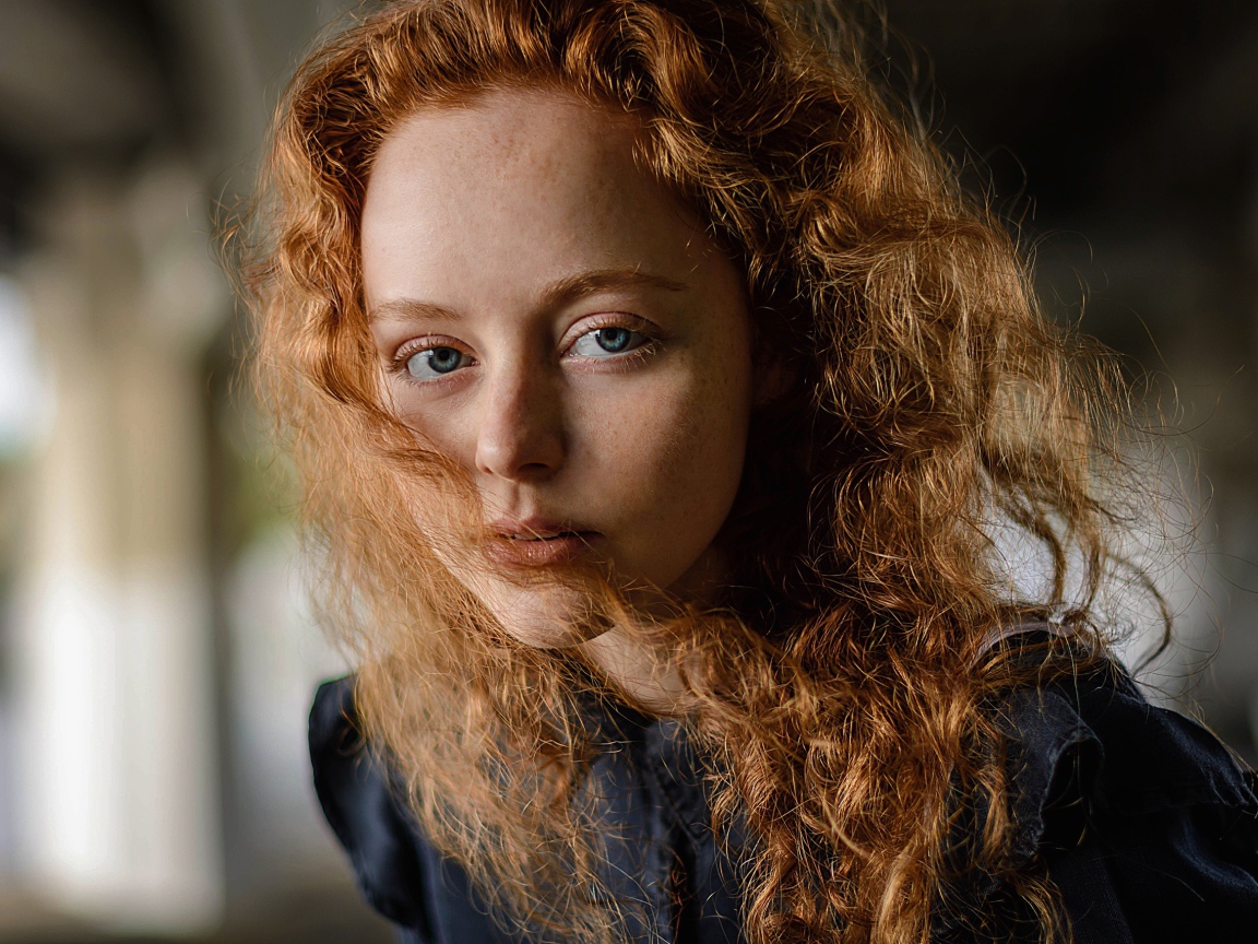 Красивая голубоглазая рыжеволосая девушка