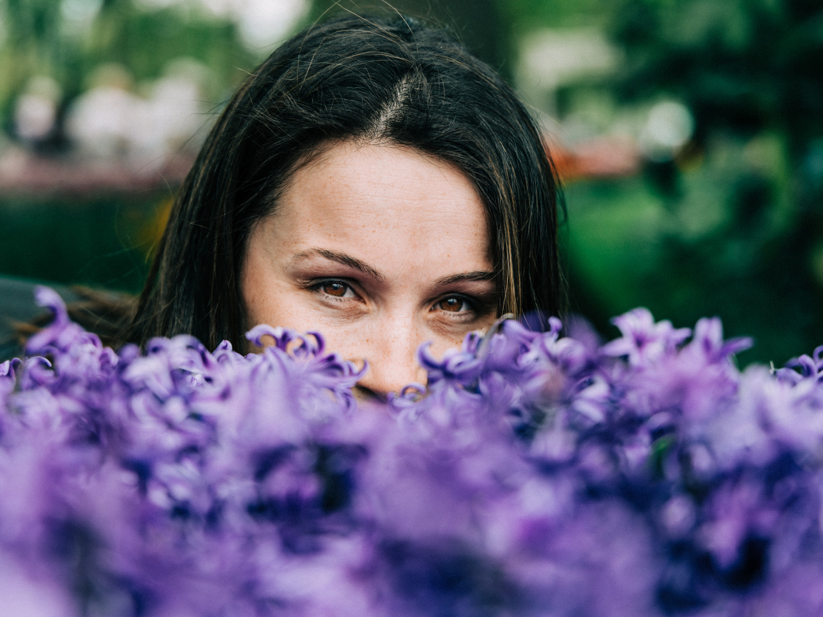 Красивая кареглазая брюнетка с цветами гиацинта
