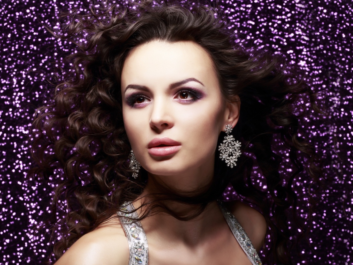 Красивая шатенка на блестящем фоне