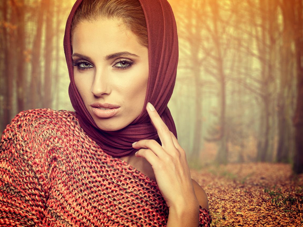 Красивая шатенка с платком на голове на фоне леса