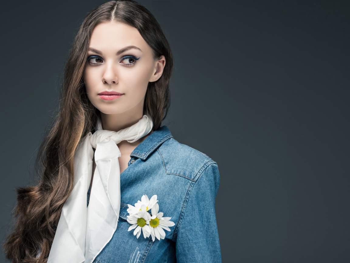 Красивая девушка в джинсовой куртке с шарфом на шее 