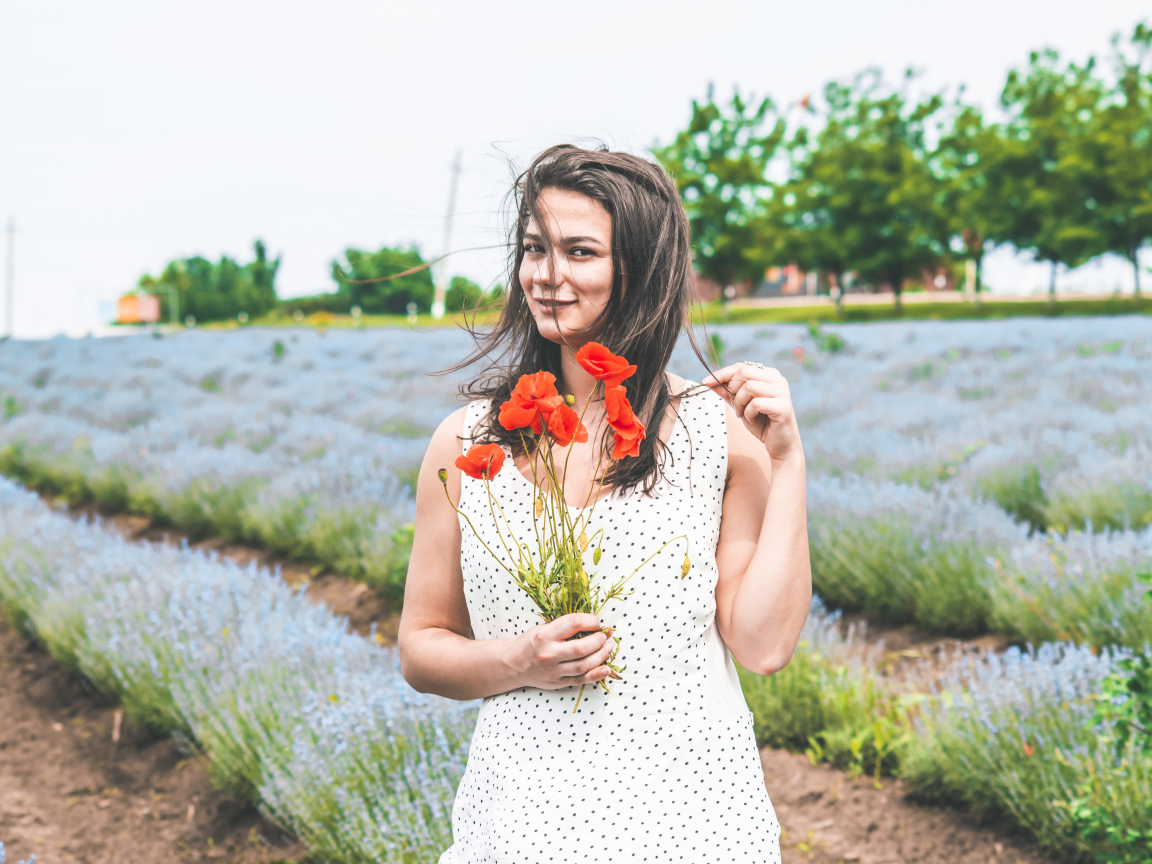 Красивая девушка в платье с букетом маков