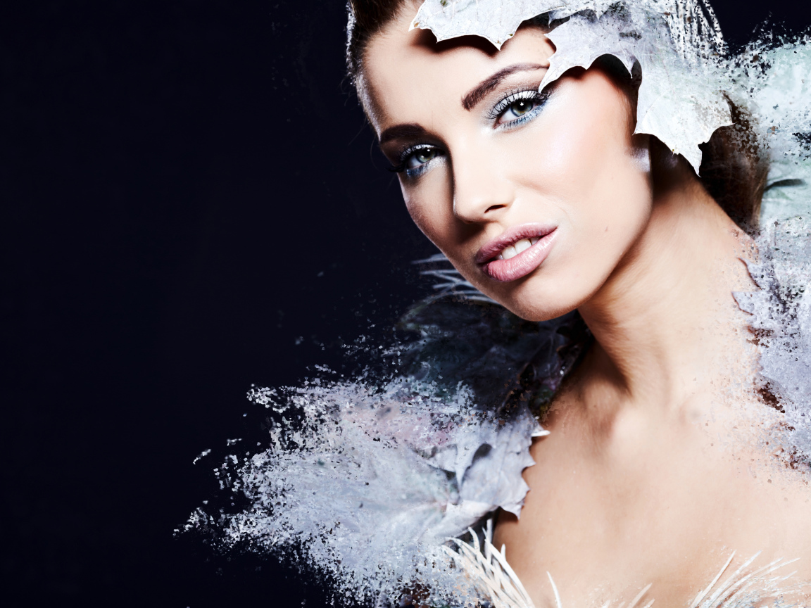 Красивая девушка в необычном костюме на синем фоне