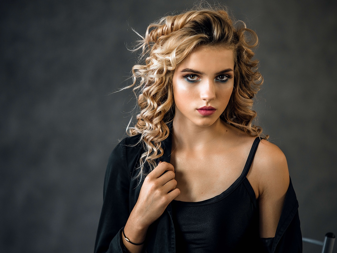 Красивая девушка с прической в черном наряде