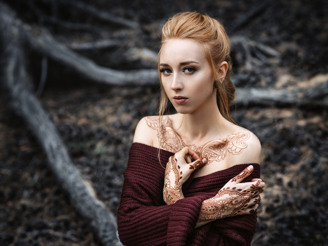 Красивая девушка с рисунком из хны на теле 