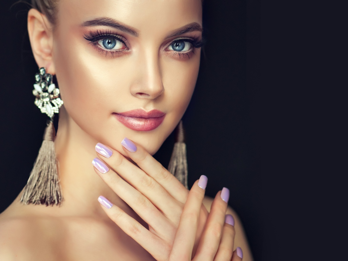 Красивая девушка с большими голубыми глазами и красивыми ногтями