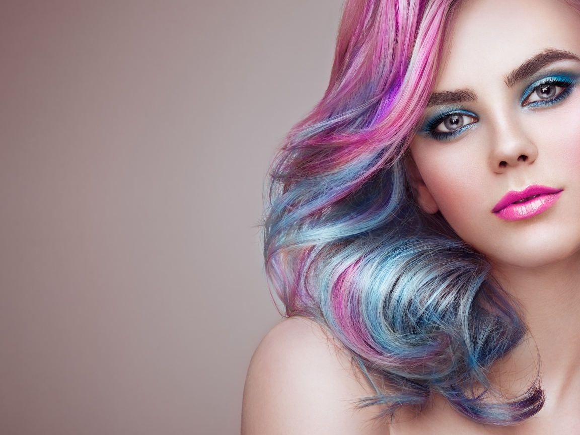 Красивая девушка с ярким макияжем и разноцветным волосами 