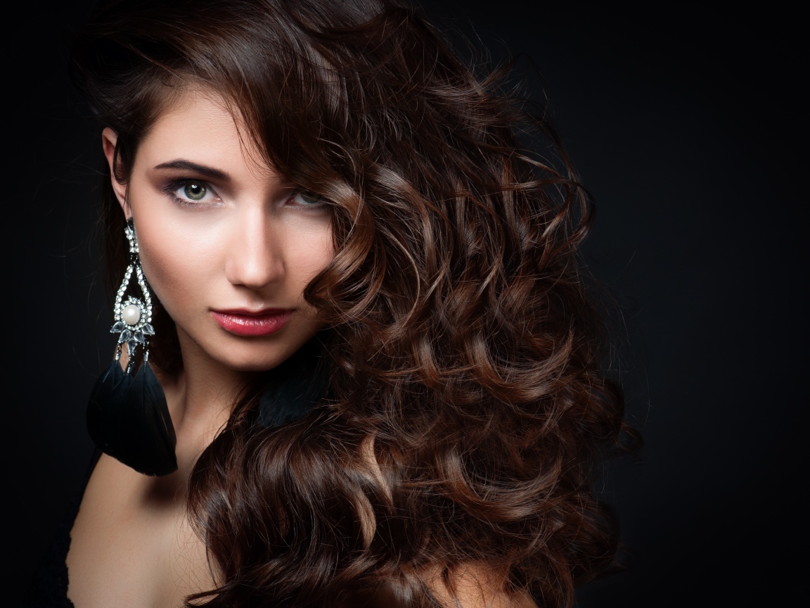 Красивая зеленоглазая девушка с сережками в ушах 