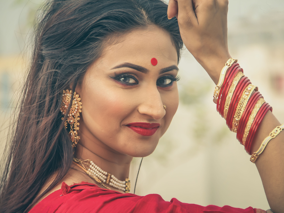 Красивая девушка индианка с украшениями 