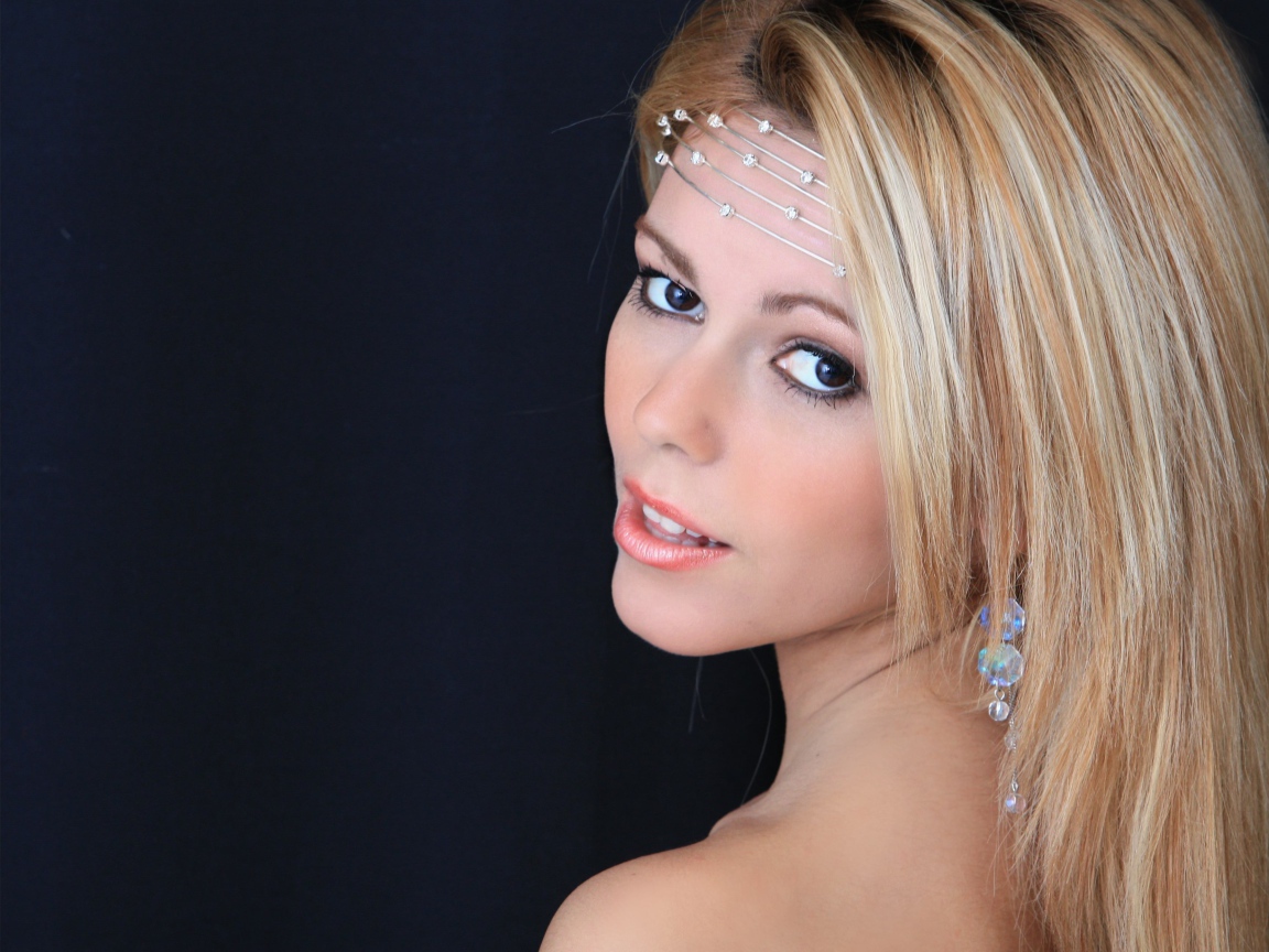 Красивая длинноволосая блондинка с украшениями на лбу