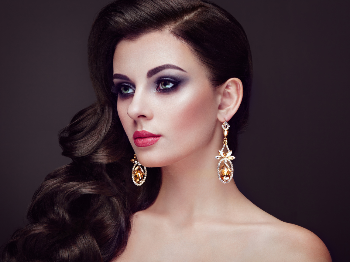 Красивая длинноволосая девушка с сережками