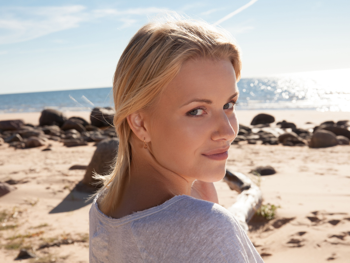 Блондинка с серыми глазами на берегу океана
