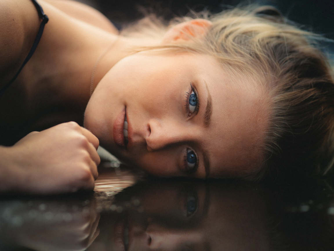 Голубоглазая девушка модель лежит на полу