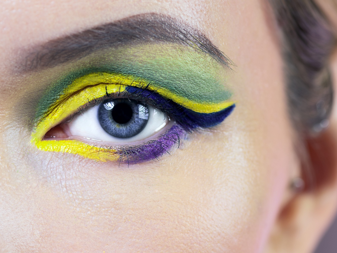 Накрашенный глаз голубоглазой девушки