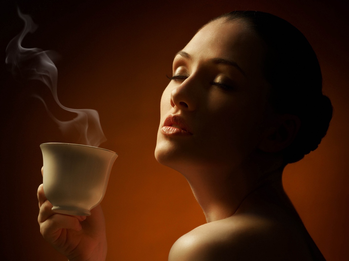 Очаровательная нежная девушка наслаждается кофе