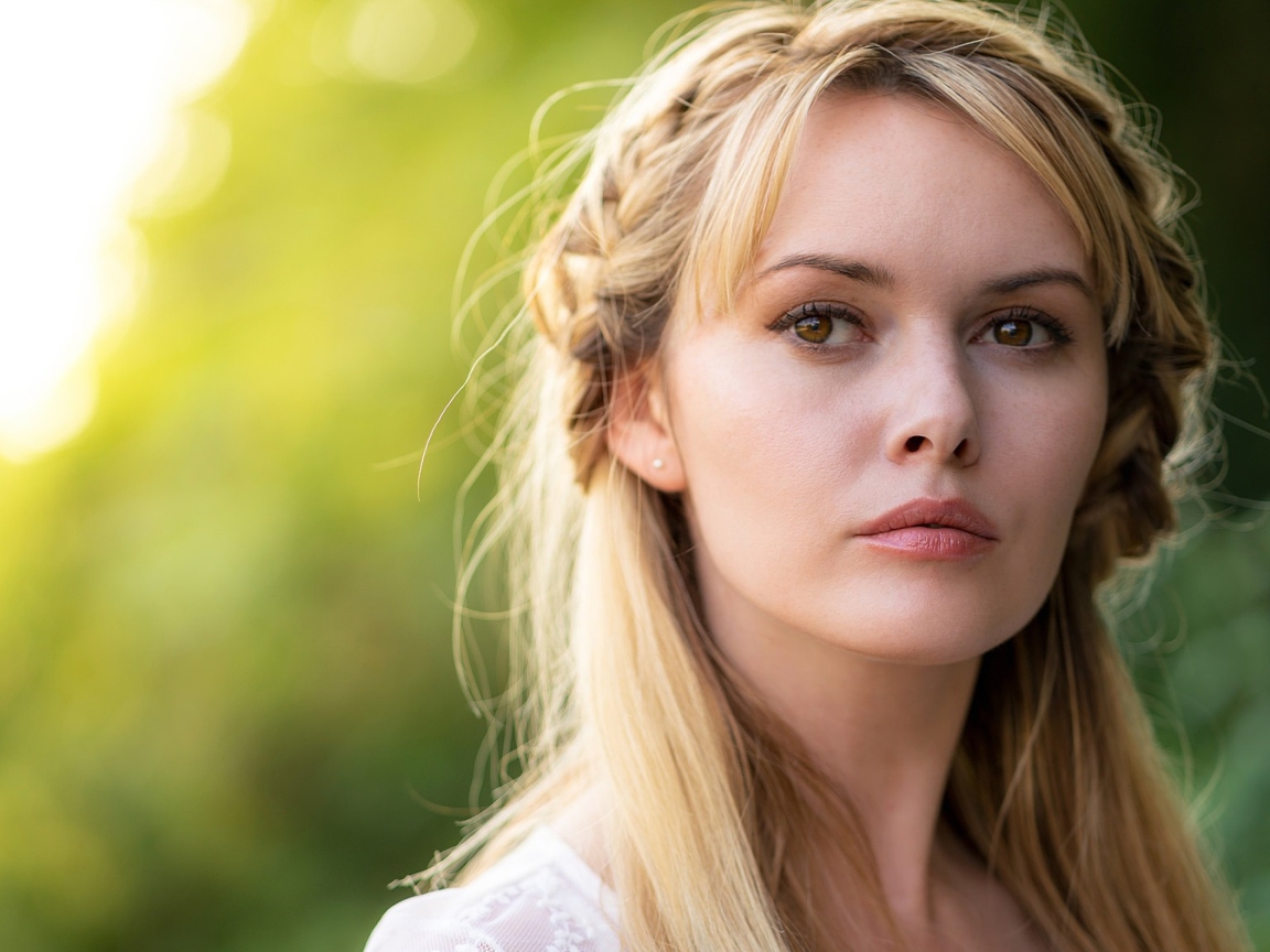 Задуманная кареглазая блондинка лицо крупным планом