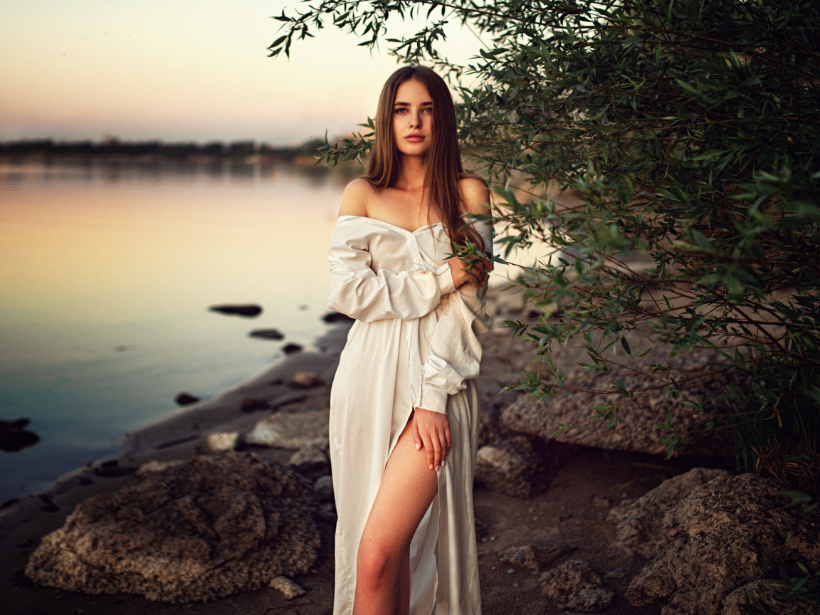 Девушка в красивом белом платье у воды