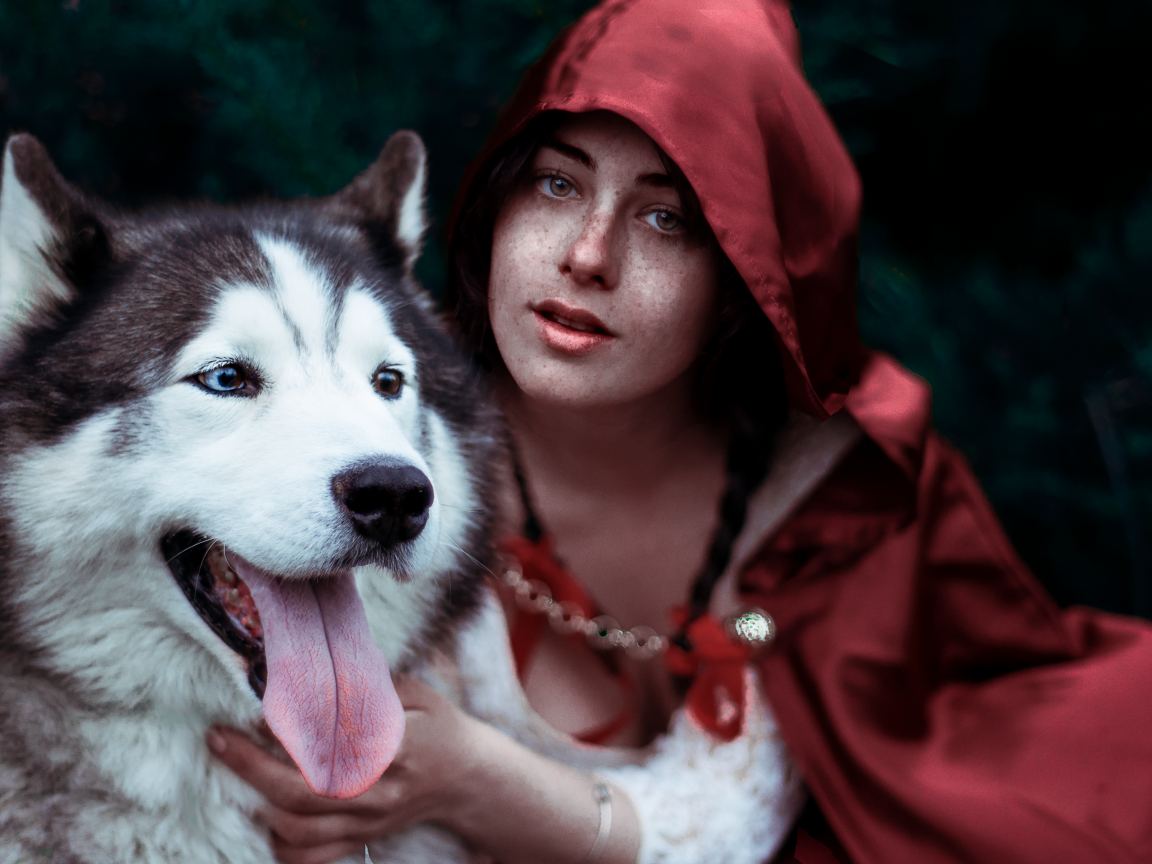 Девушка в красном плаще с собакой породы хаски