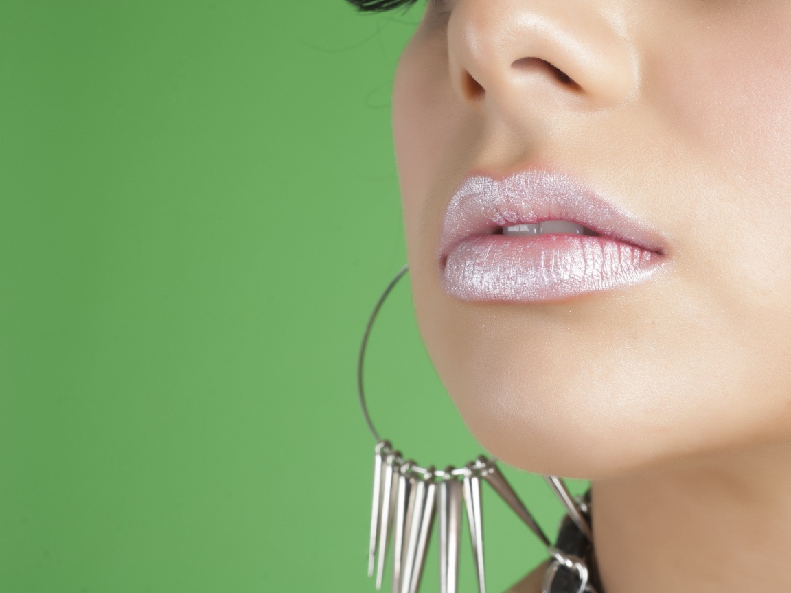 Девушка с красивыми розовыми губами