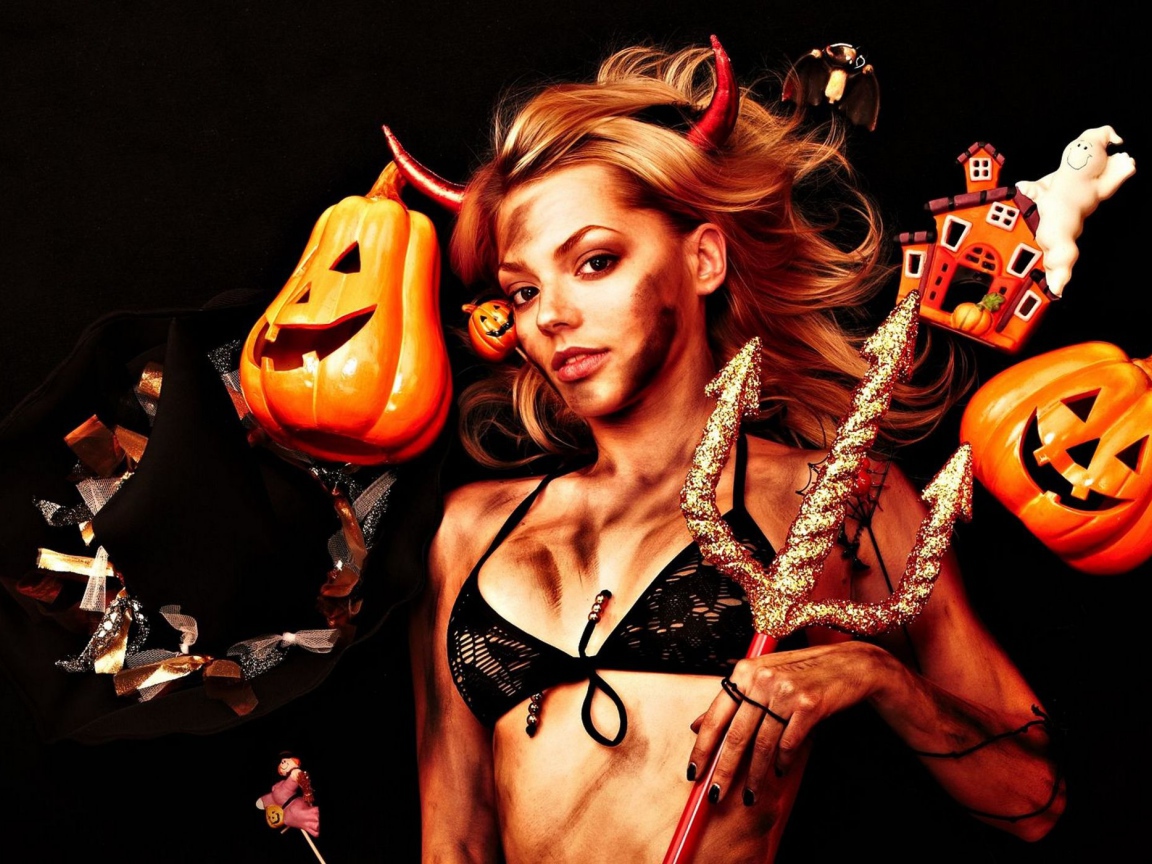 Девушка с украшениями на праздник Хэллоуин на черном фоне