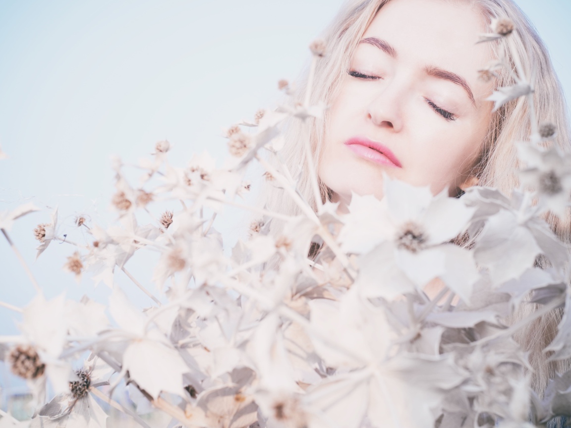 Девушка с закрытыми глазами в цветах 