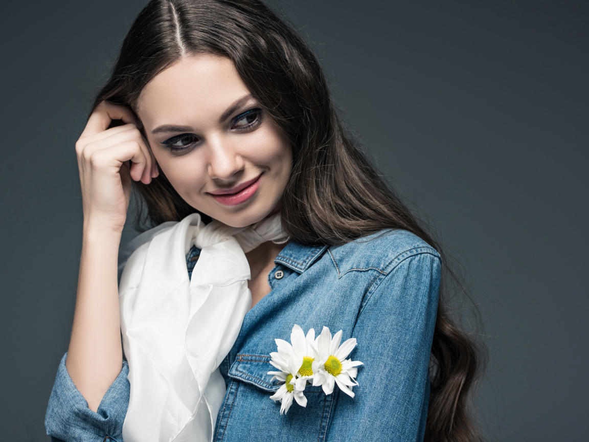 Длинноволосая девушка в джинсовом пиджаке с шарфом на шее