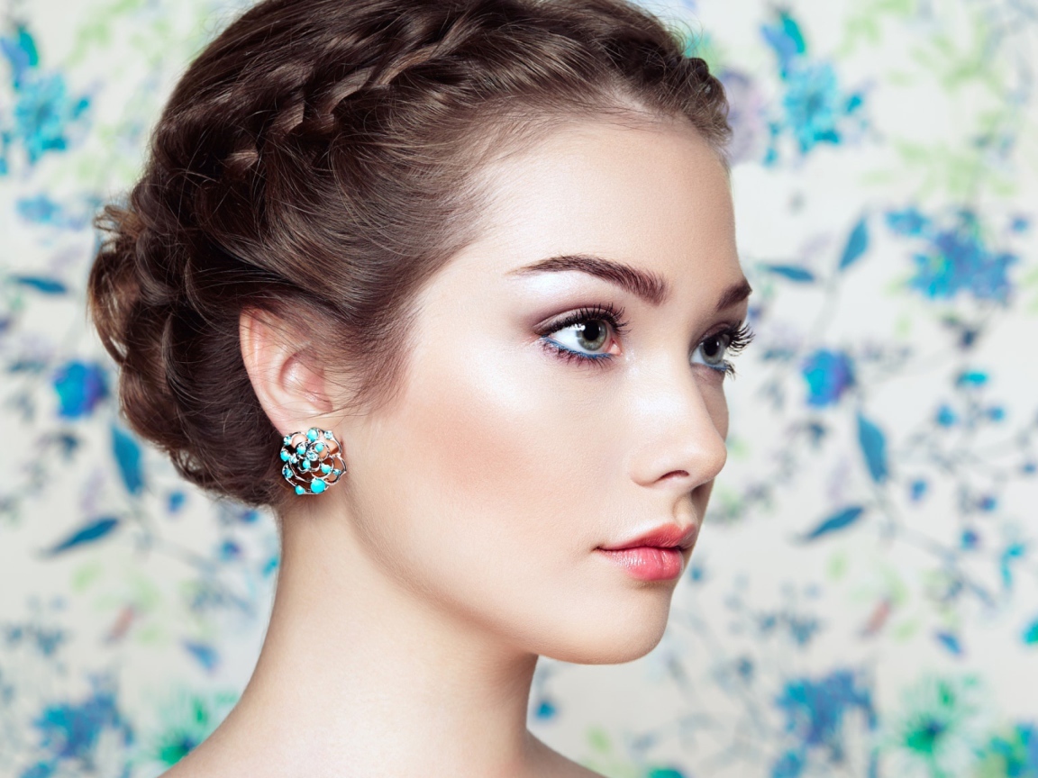 Красивая нежная девушка с прической вид сбоку