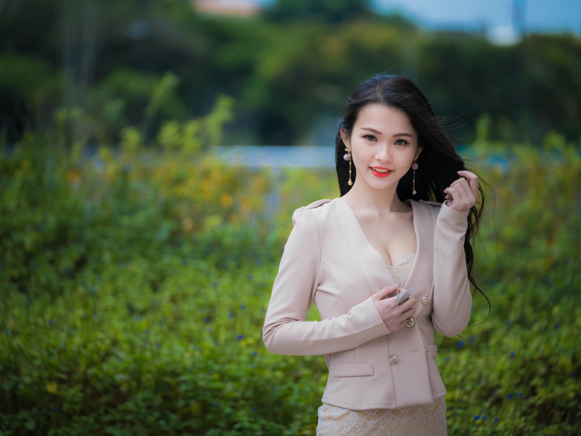 Улыбающаяся девушка азиатка в костюме