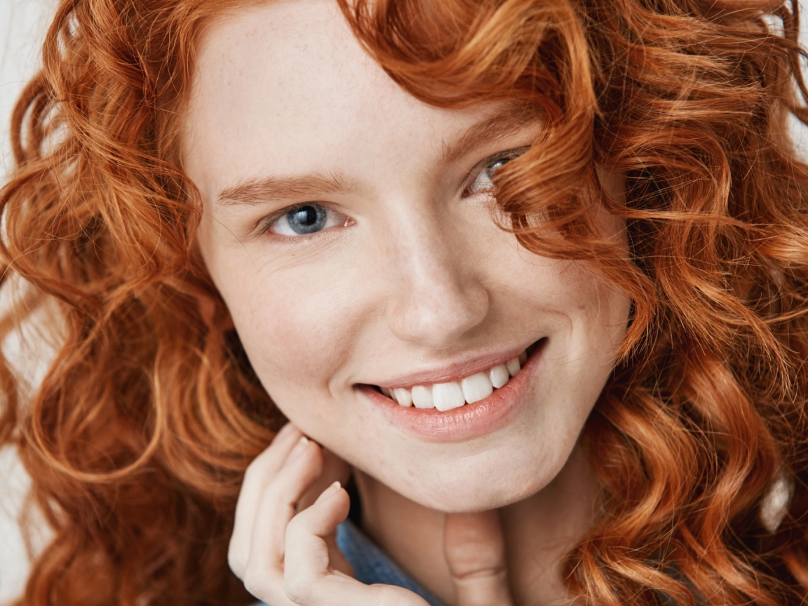 Улыбающаяся рыжеволосая девушка лицо крупным планом