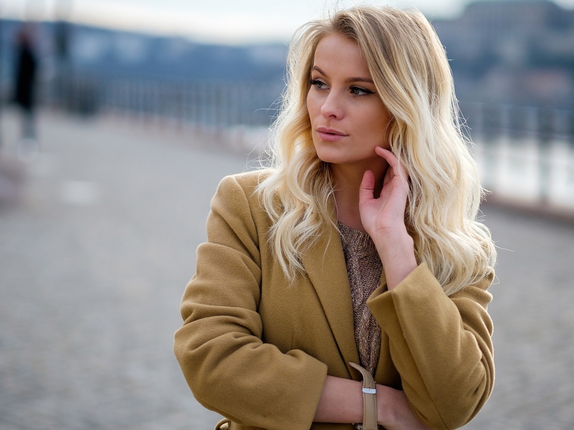 Стильная блондинка в пальто 
