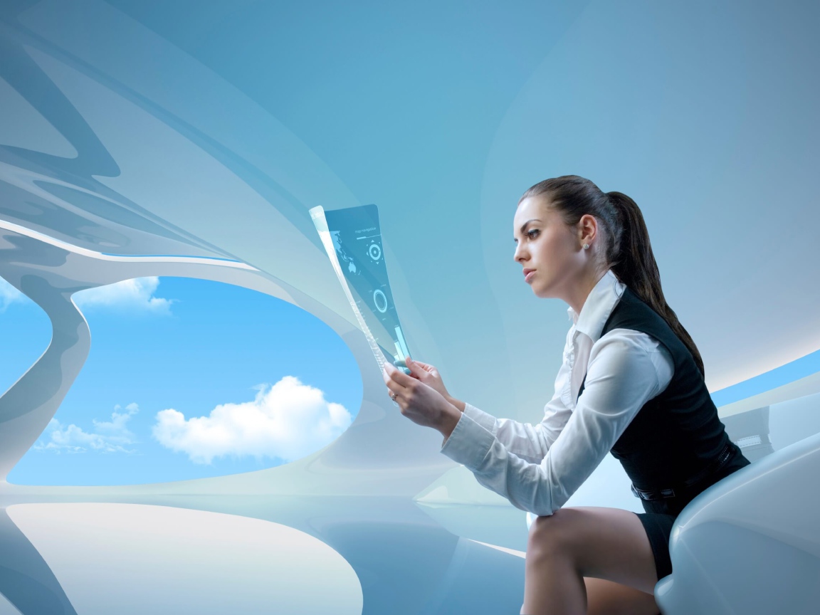 Стильная девушка с электронной газетой 