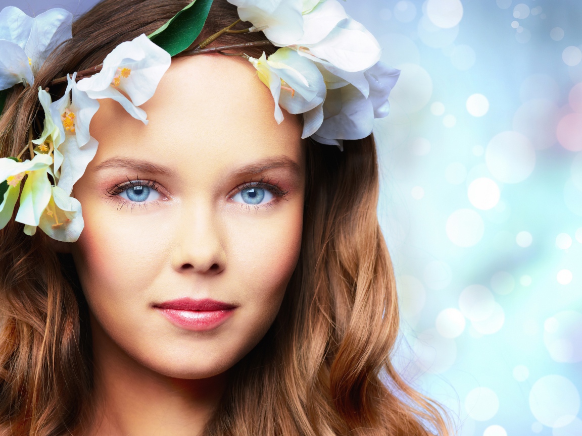 Нежная голубоглазая девушка с цветами в волосах 