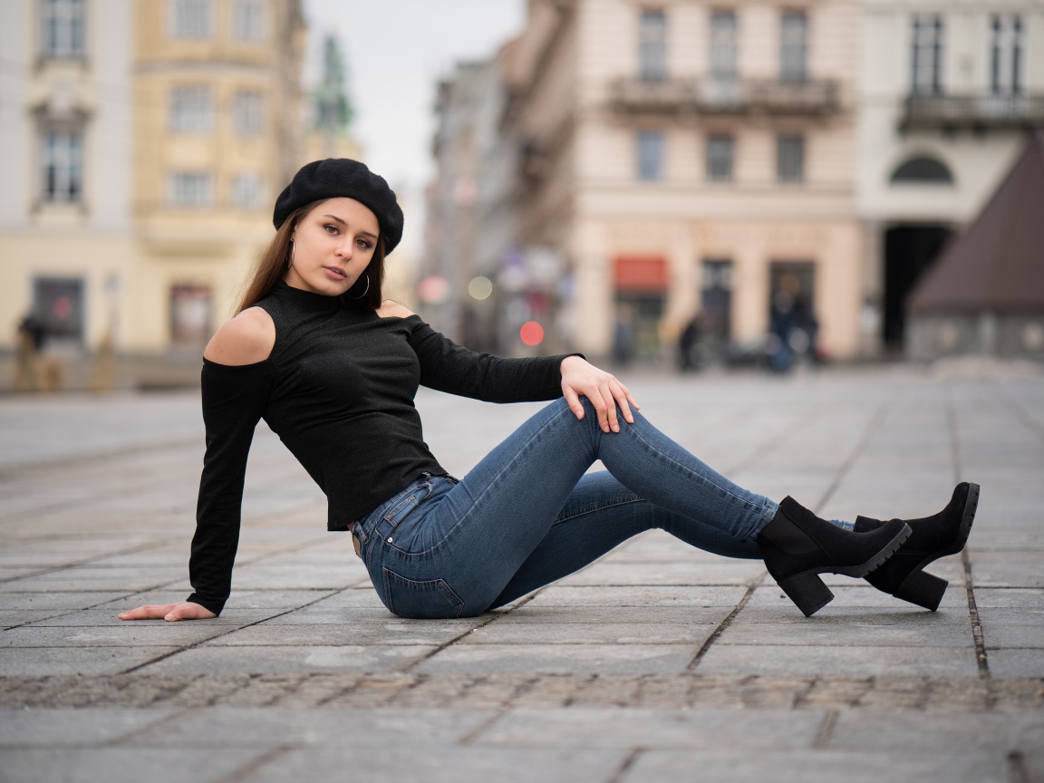 Девушка в черном берете лежит на дороге 