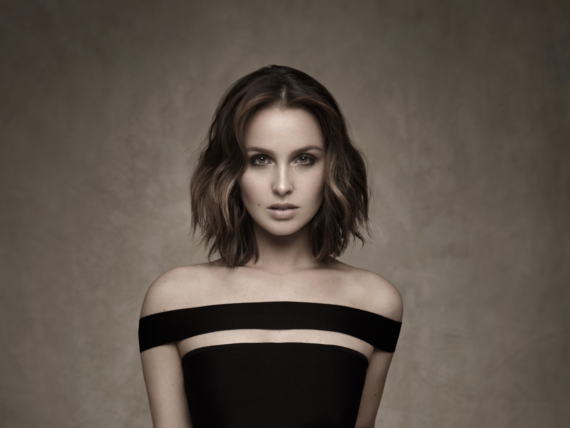 Молодая девушка модель на фоне стены