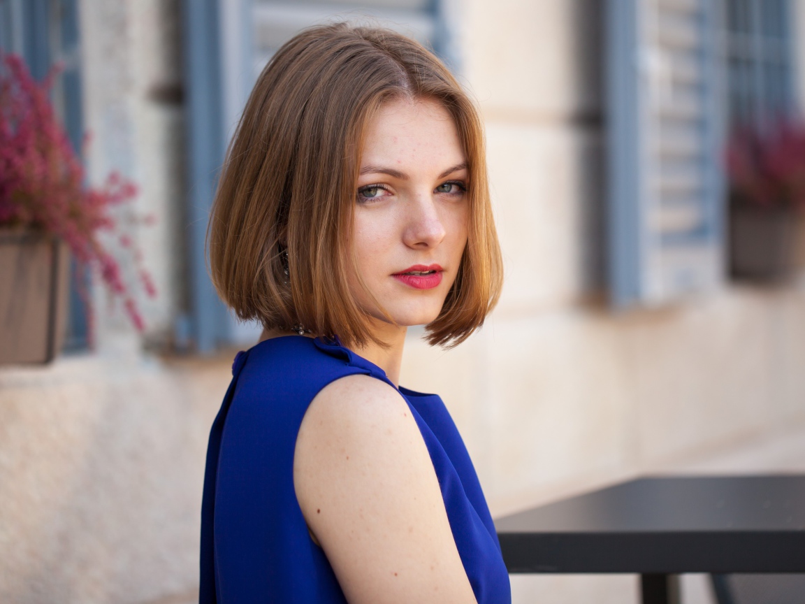 Молодая девушка с прической каре