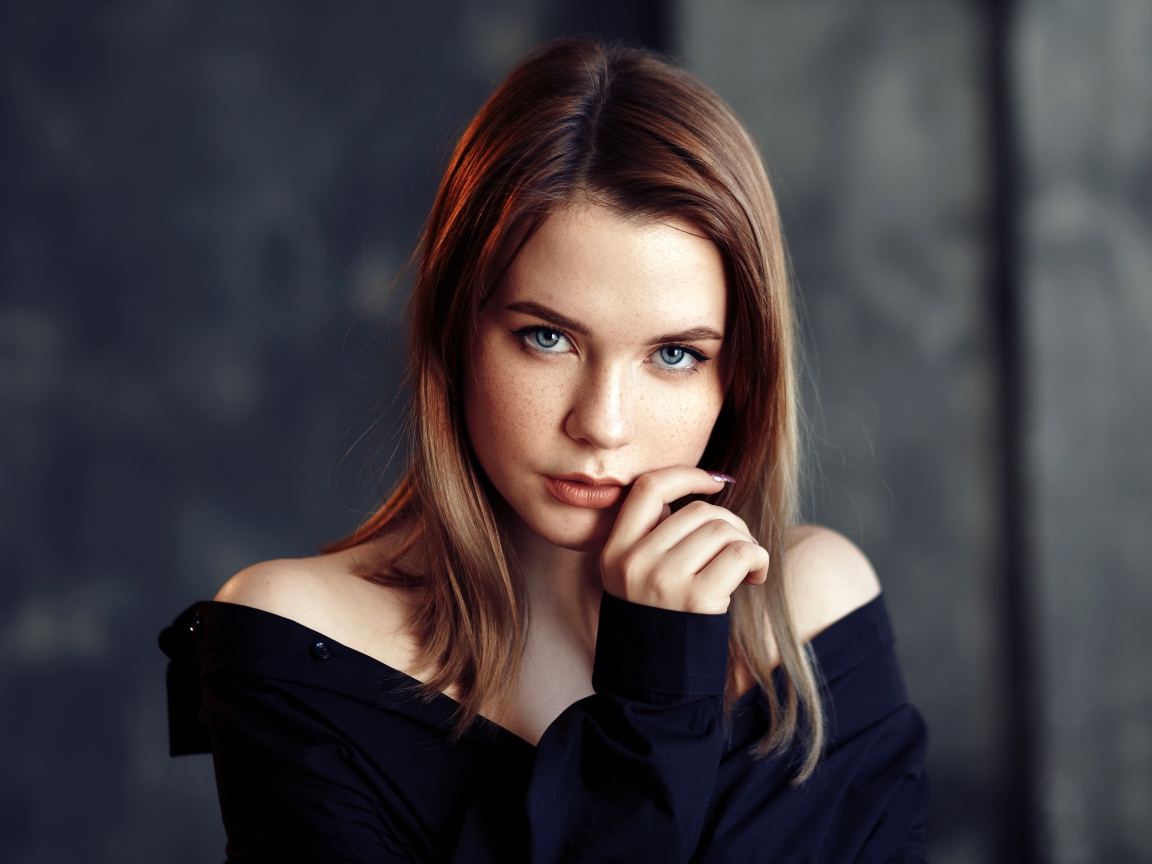 Молодая девушка с голубыми глазами в черной рубашке