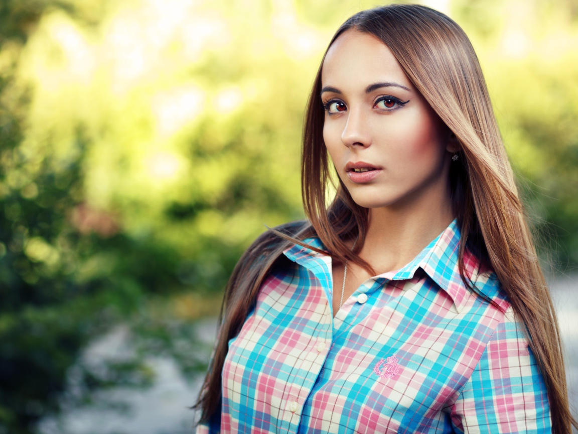 Молодая длинноволосая девушка в рубашке