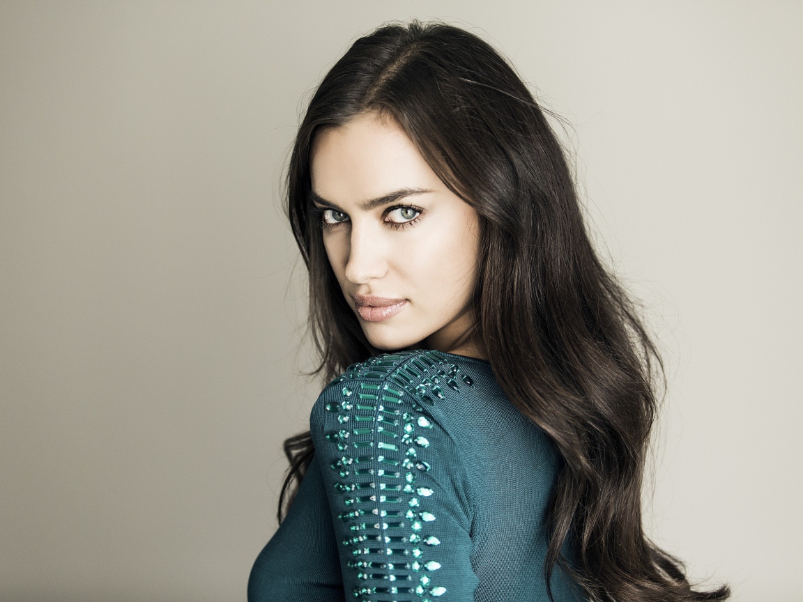 Красивая девушка модель Ирина Шейк на сером фоне