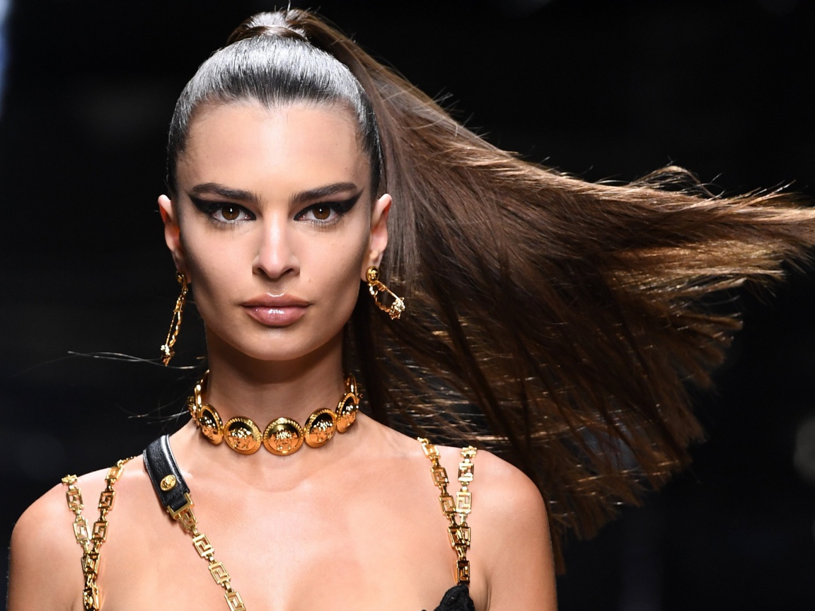 Красивая модель Эмили Ратаковски на показе мод