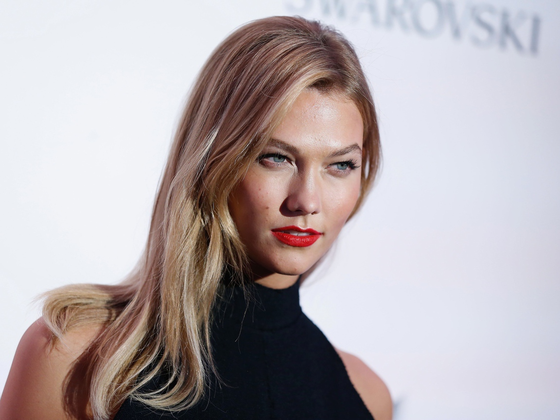 Яркая блондинка, модель Карли Клосс